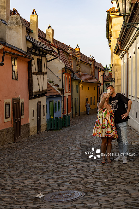情侣在布拉格的金巷漫步图片素材