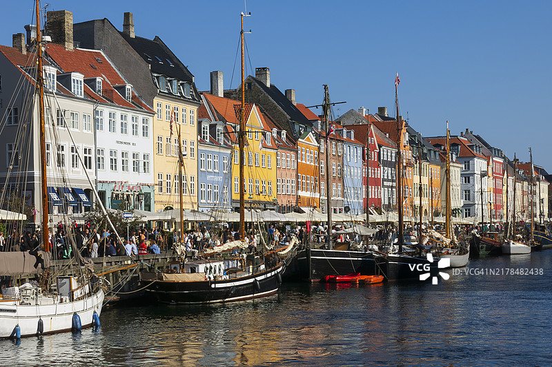 哥本哈根新港运河沿岸的历史木船图片素材