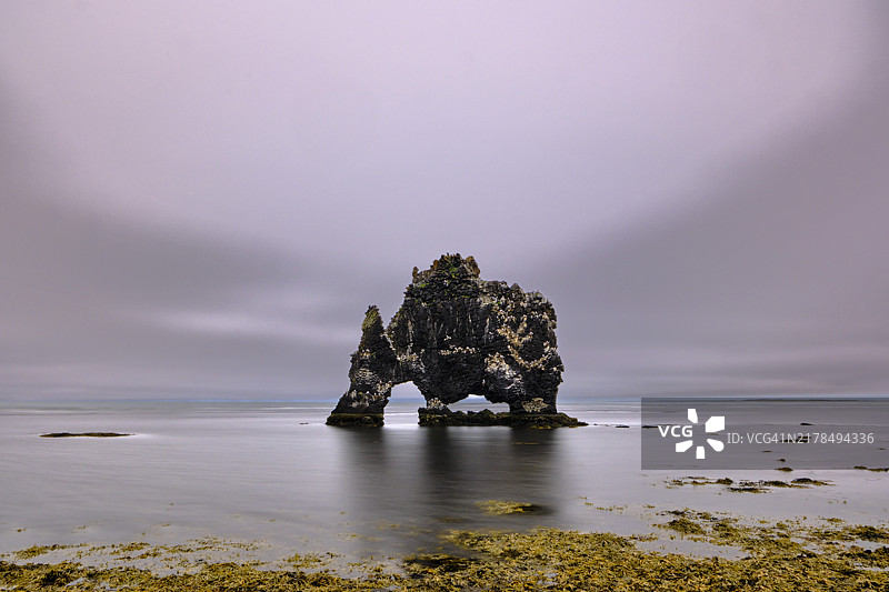 冰岛西北区Hvítserkur岩石图片素材