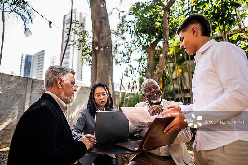 同事们在办公室庭院交谈图片素材