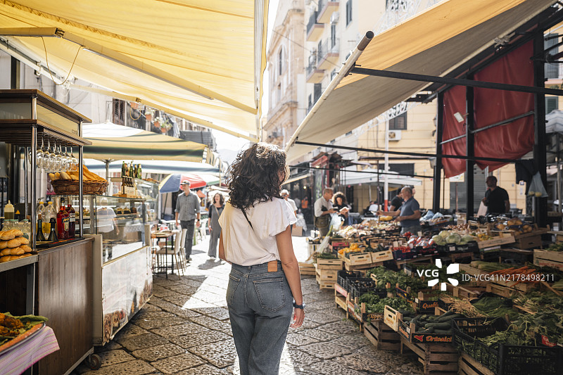 在巴勒莫西西里岛的街头市场行走的女人图片素材