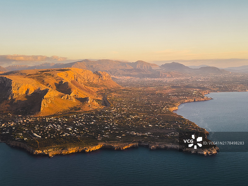 西西里岛巴勒莫省沿岸的西西里海岸高角度景观图片素材