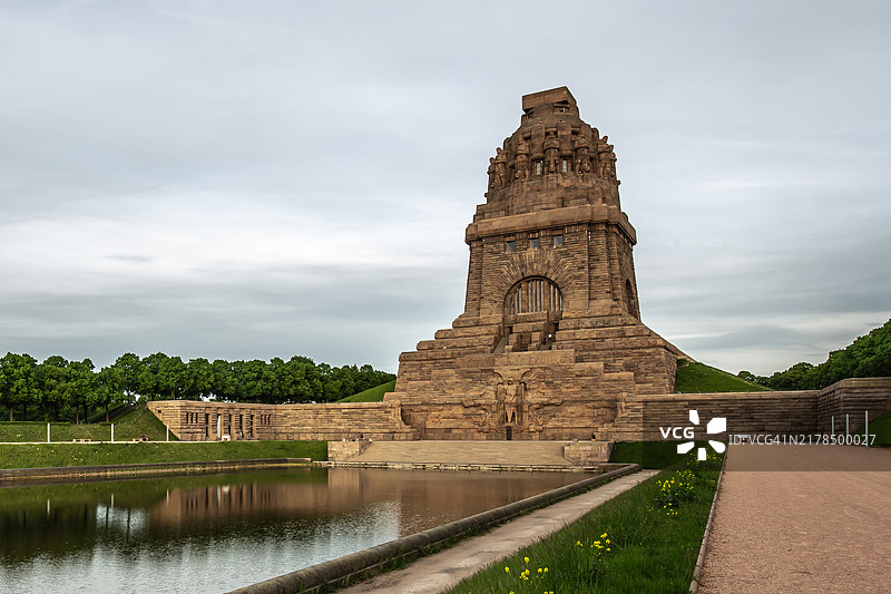 蓝色时分的莱比锡人民会战纪念碑（萨克森州）图片素材