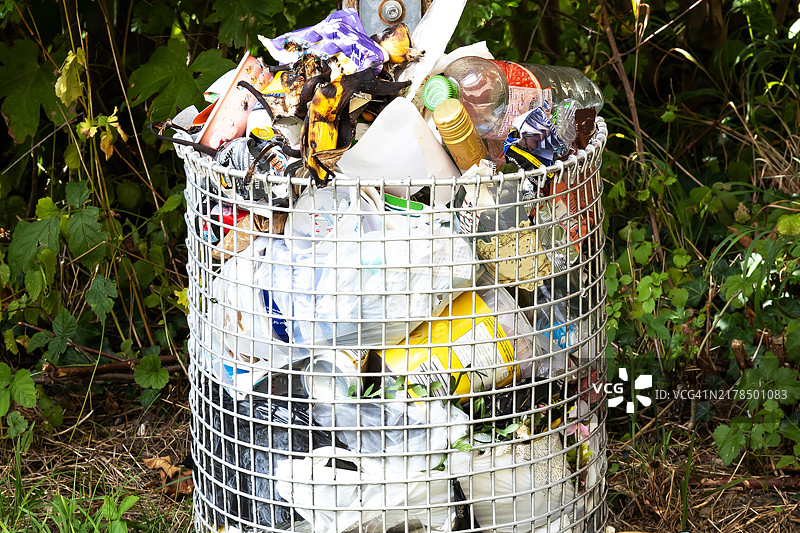 装满的垃圾桶图片素材