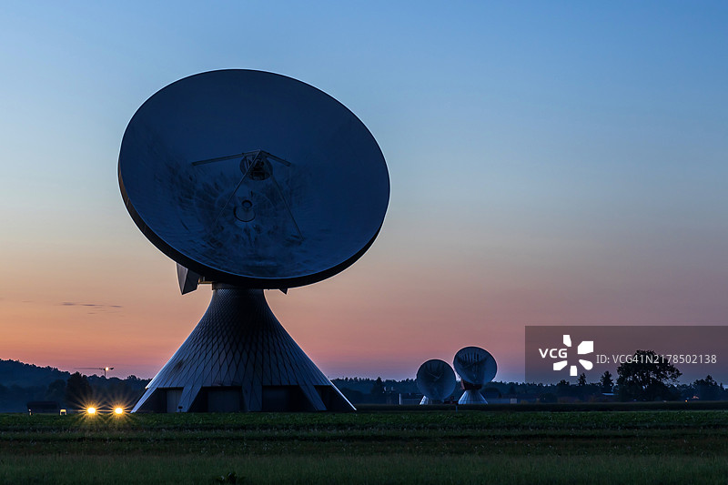 日落时分的大型抛物面天线图片素材