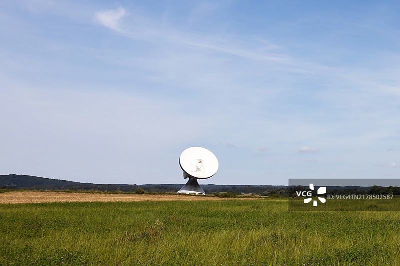 蓝天下的抛物面天线图片素材