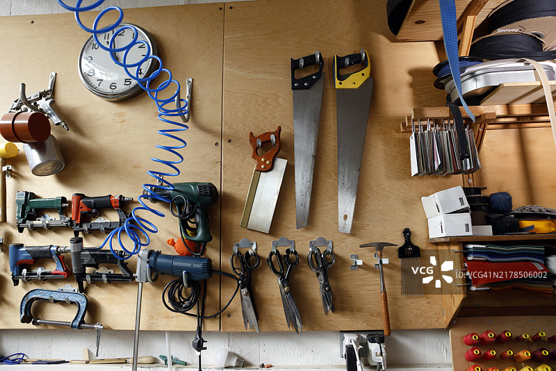 在装饰工工作室中展示的工具图集图片素材