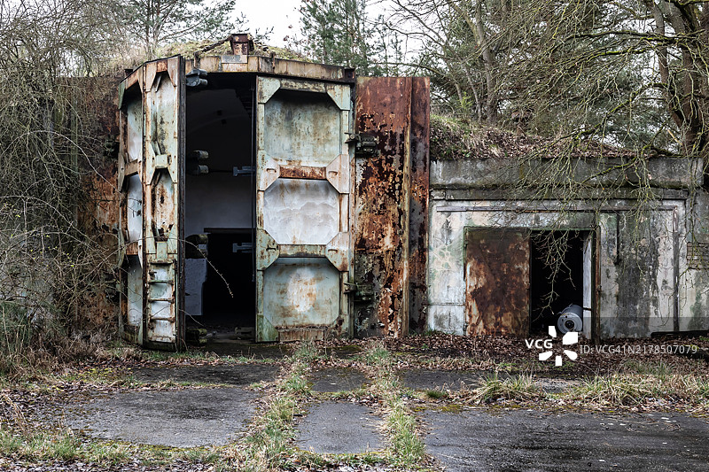 废弃苏联军事基地内废弃碉堡的巨型入口图片素材
