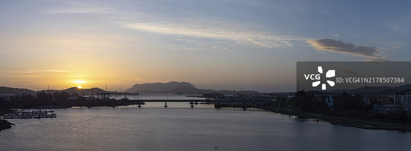 日出时分的意大利撒丁岛奥尔比亚港全景图片素材