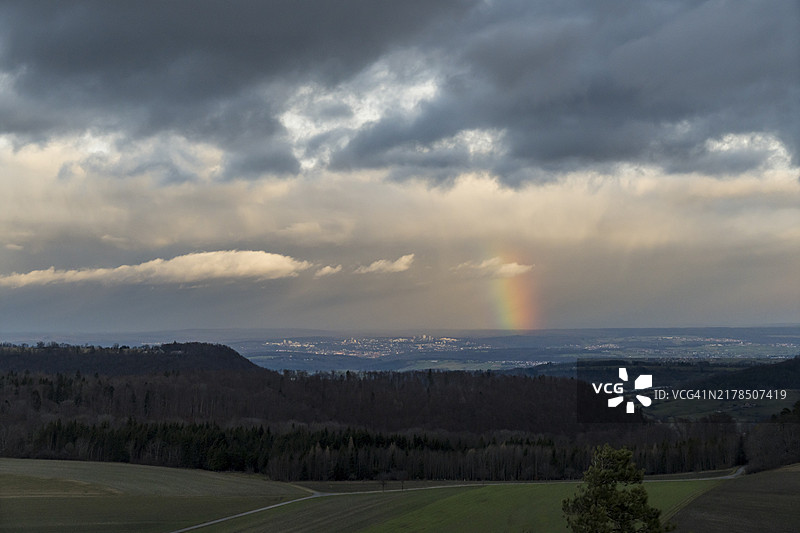 从萨尔门丁根教堂看到的蒂宾根上空的彩虹图片素材