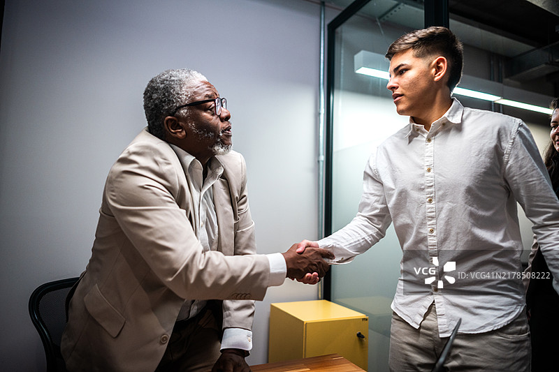 成熟的招聘人员在办公室迎接求职者面试图片素材