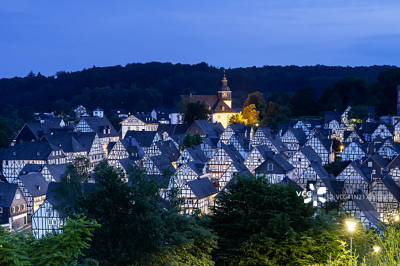 德国弗罗伊登贝格老城区传统的历史半木结构房屋图片素材