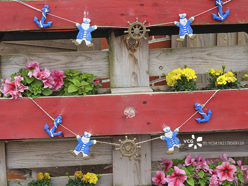 带有花卉和小熊装饰的木栅栏图片素材