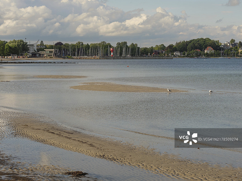 德国石勒苏益格-荷尔斯泰因州埃克尔恩弗德海滩的宁静一角：海鸥与建筑图片素材