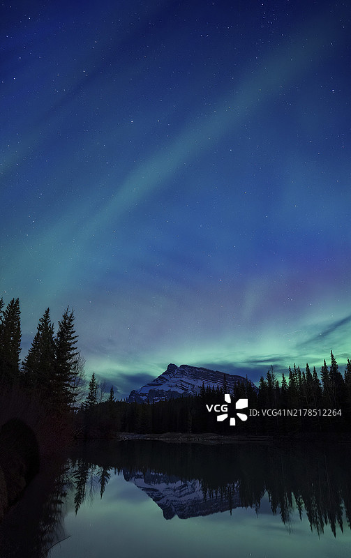 班夫国家公园：星空下倒映着北极光的宁静山 Lake图片素材
