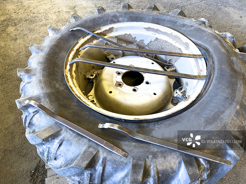 在瑞士用工具更换拖拉机轮胎图片素材