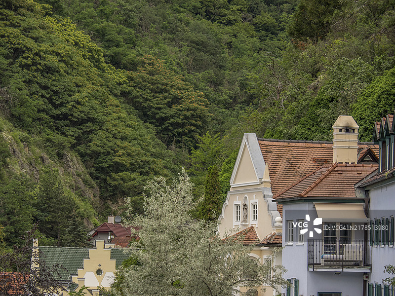 多瑙河畔杜伦施坦因村庄的房屋图片素材