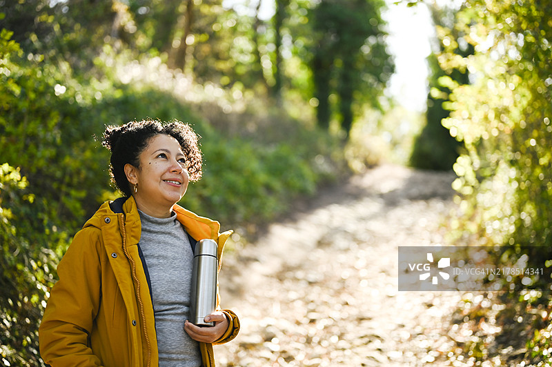 在阳光明媚的秋日里，在大自然中徒步旅行图片素材