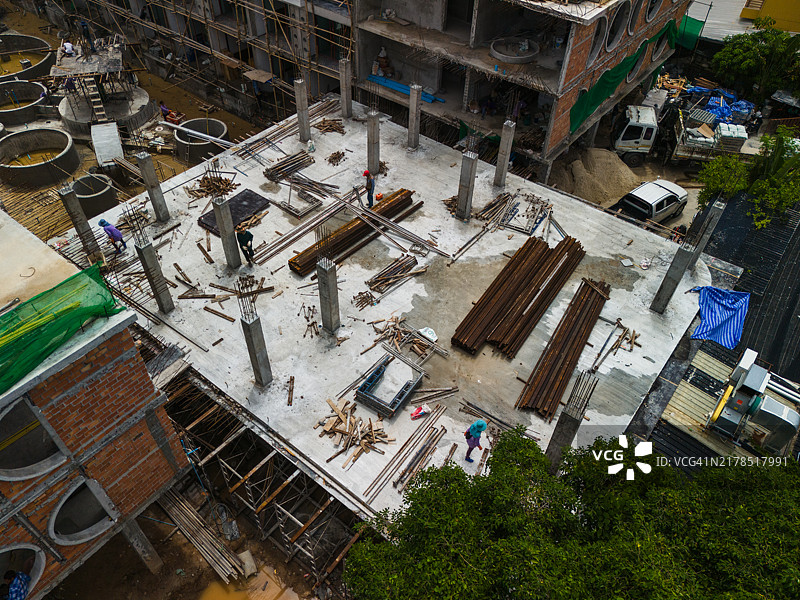 在建工地航拍：混凝土支柱与建筑材料图片素材