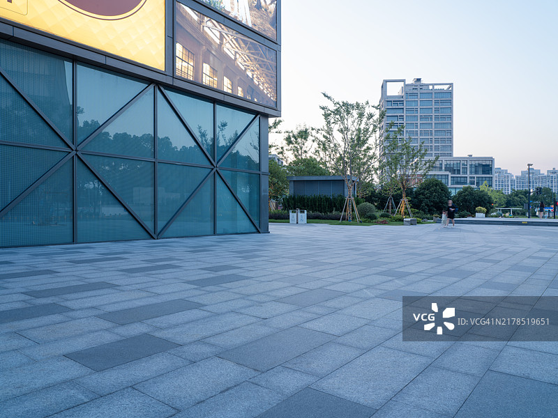现代化建筑外的城镇广场图片素材