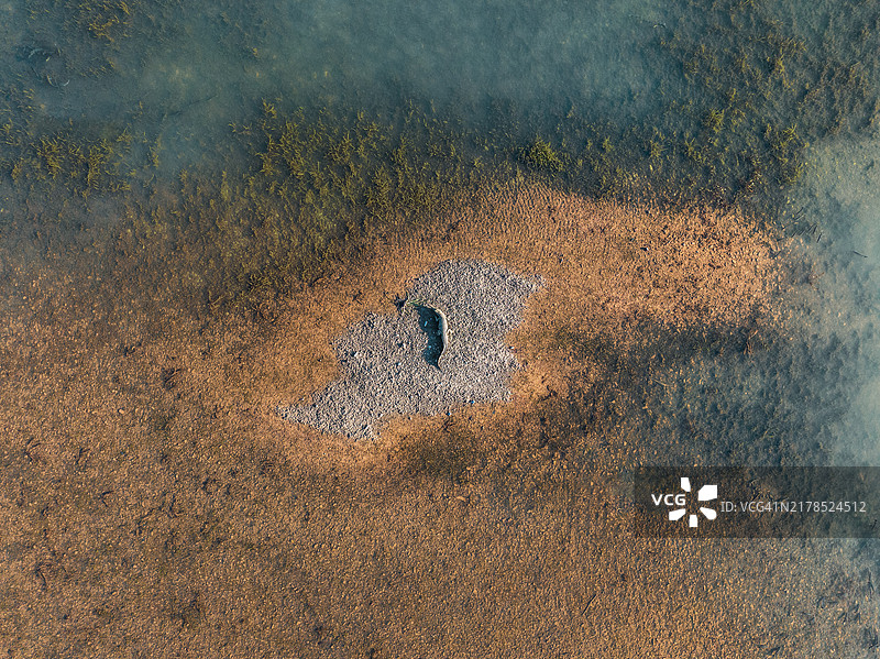 澳大利亚西澳大利亚州金伯利库努纳拉奥德河退潮时鳄鱼在岛上晒太阳的俯瞰航拍影像图片素材