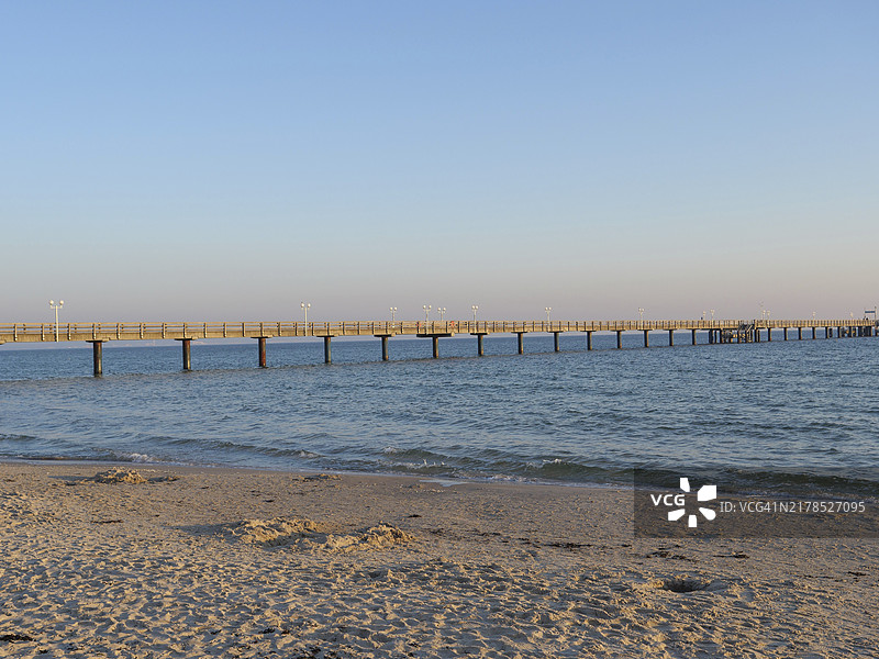 德国宾茨沙滩码头与沙滩椅图片素材