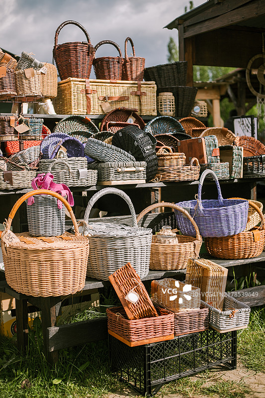 当地节日上出售各种手工编织篮子的摊位图片素材