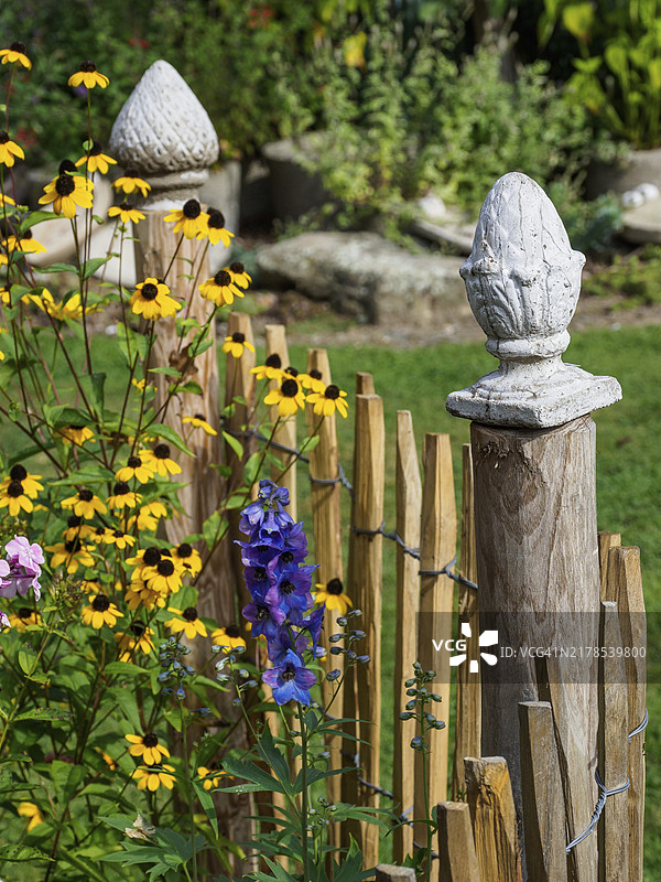装饰着黄蓝鲜花的木栅栏花园，位于德国北莱茵-威斯特法伦州舍尔姆贝克图片素材
