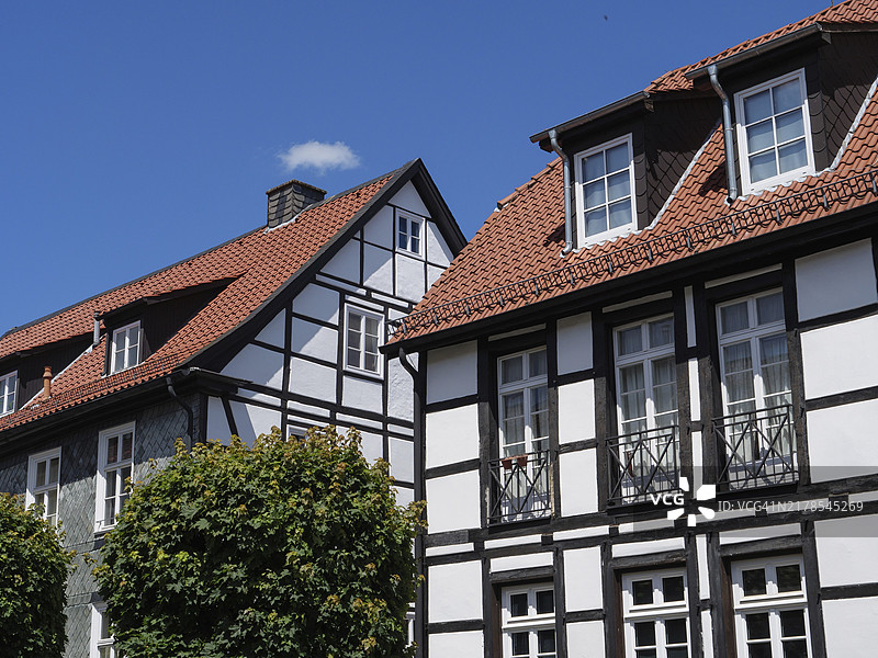 德国晴空下有红屋顶的半木结构房屋图片素材