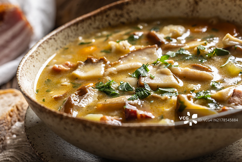 自制美味汤：配有野生蘑菇、培根、胡萝卜和大麦粗粮图片素材