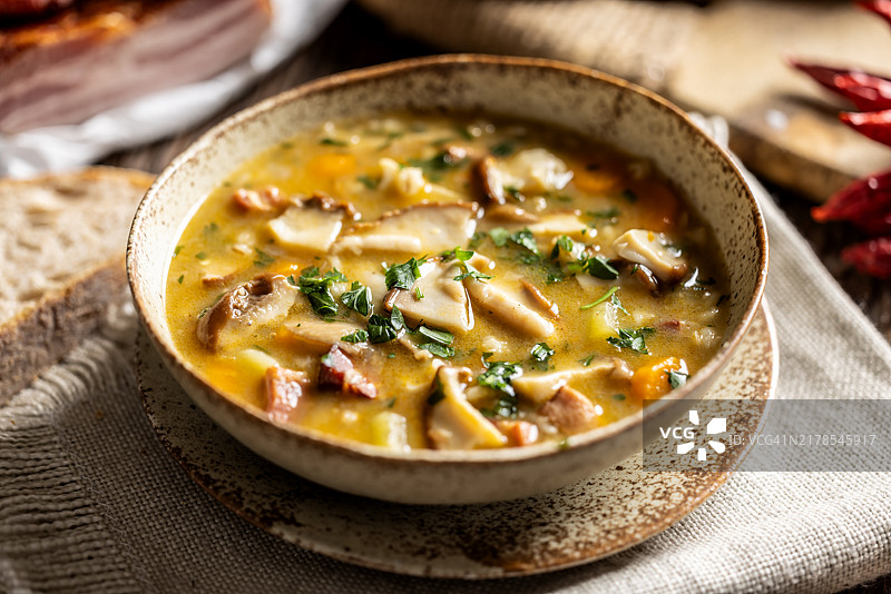 自制美味汤：配有野生蘑菇、培根、胡萝卜和大麦粗粮图片素材