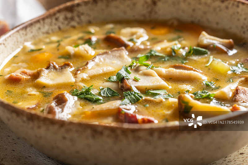 自制美味汤：配有野生蘑菇、培根、胡萝卜和大麦粗粮图片素材