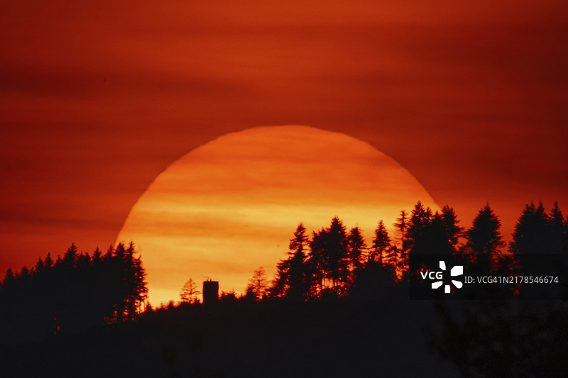 德国黑森州法兰克福陶努斯山脊的日落图片素材