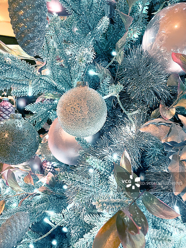 柔和的桃粉色和蓝绿色圣诞树装饰图片素材
