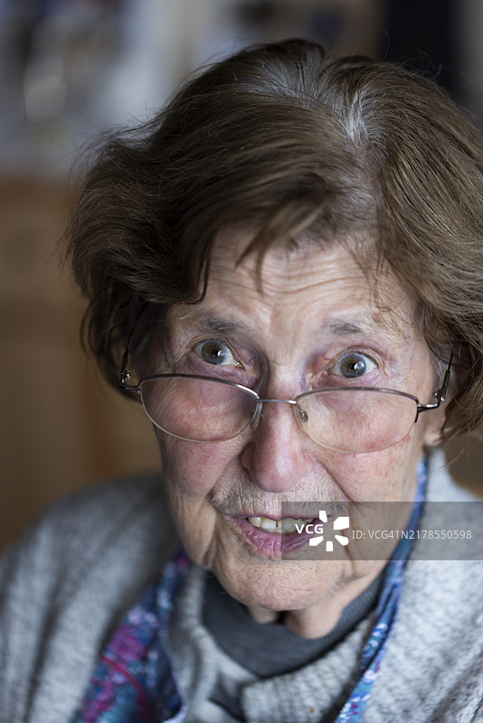 带有疑问表情的老年公民肖像，科隆，北莱茵-威斯特法伦州，德国，欧洲图片素材