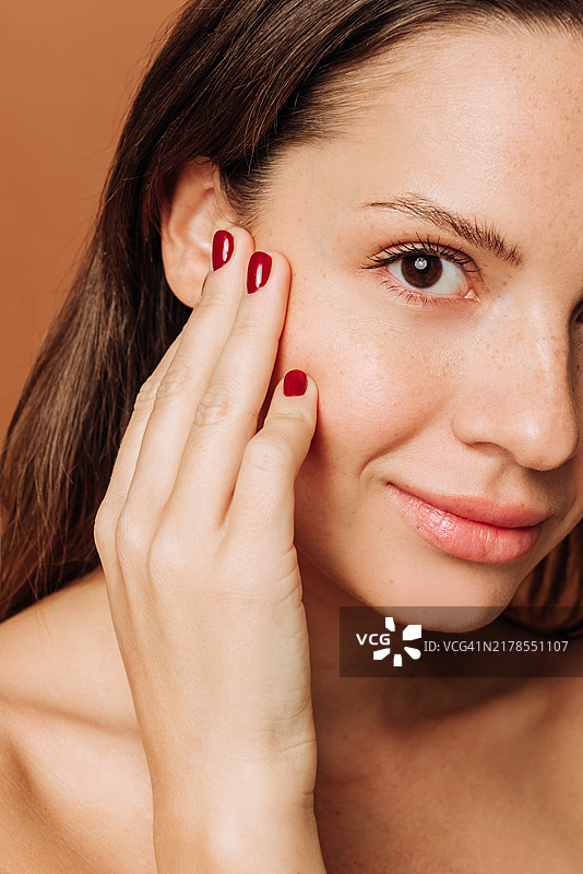 有雀斑和干净皮肤的美丽女人特写，皮肤美容护理概念图片素材