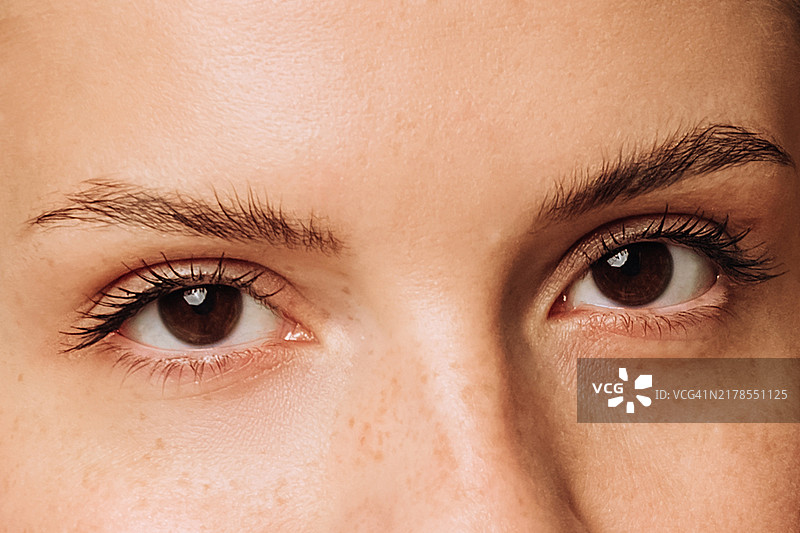 女性棕色眼睛的特写，肌肤洁净图片素材
