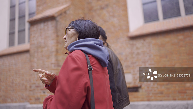 老年游客夫妇在华沙老城宫殿广场图片素材