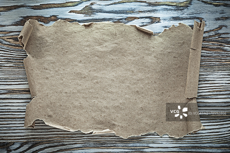 木板上的旧纸卷图片素材