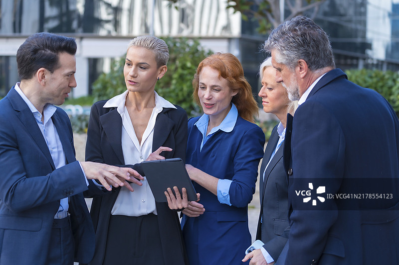 使用平板电脑审查业绩数据和分析的成功高管图片素材