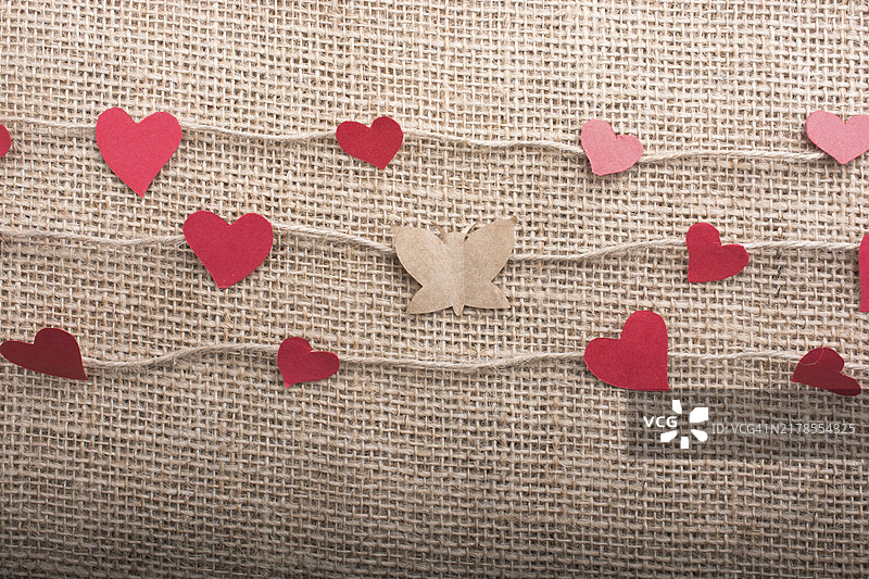 亚麻线上的心形纸片的爱意概念图片素材