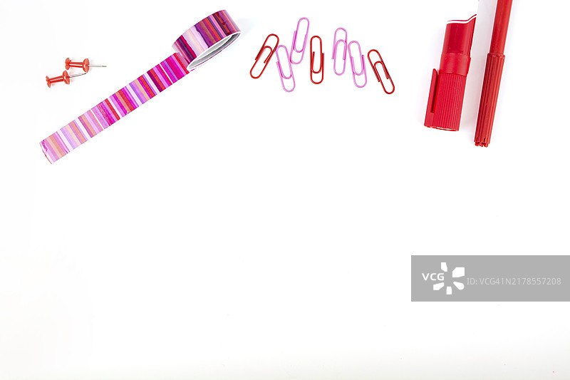 图钉、回形针、玻璃胶带、记号笔白色背景俯视图图片素材