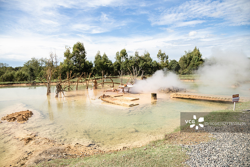 湖泊与天空的美丽景色图片素材