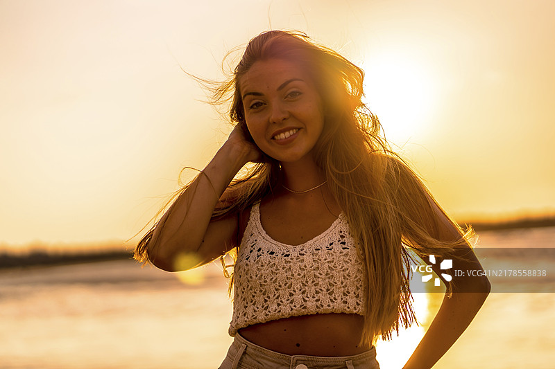 夏季生活方式：年轻白人女子海滩日落写真图片素材