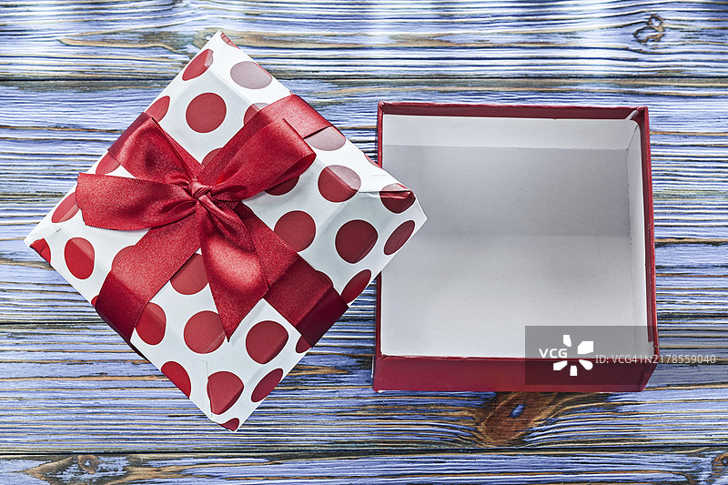 系着蝴蝶结的空礼品盒，在复古木板上图片素材