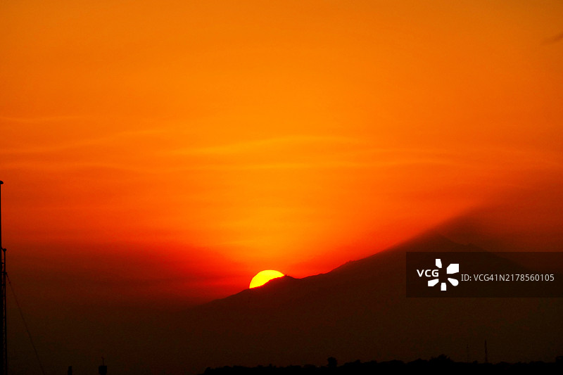 哥伦比亚日落时分戏剧性的天空美景图片素材