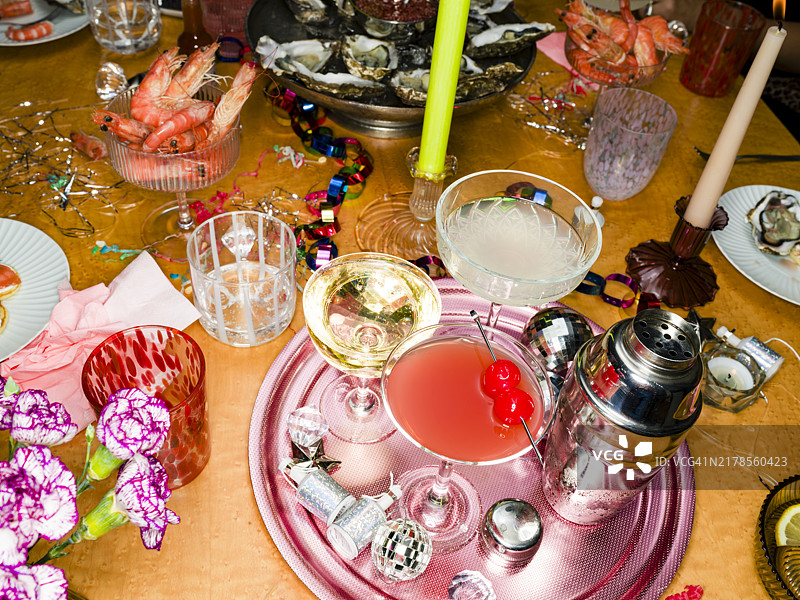 新年派对托盘上的鸡尾酒和香槟图片素材
