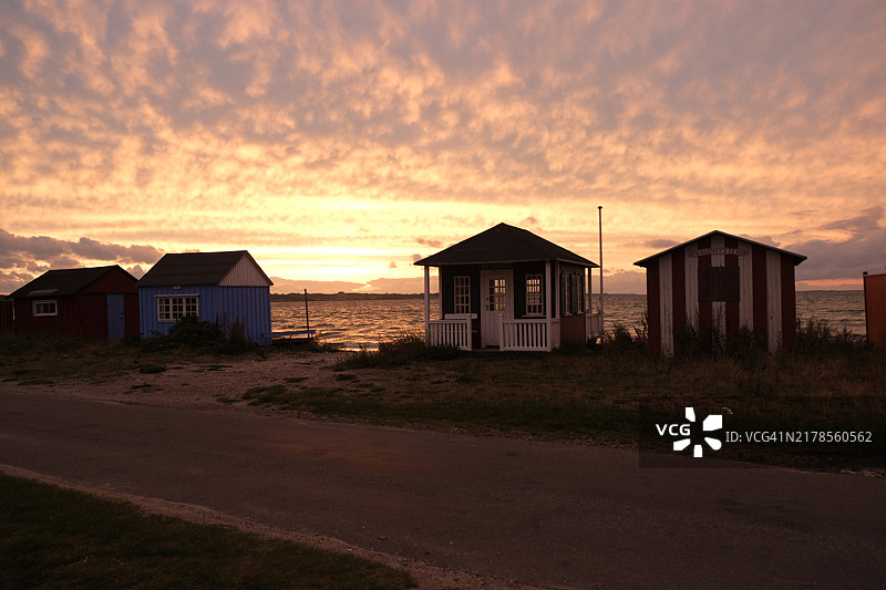 丹麦 - 日落时的厄斯比港海滩房屋图片素材