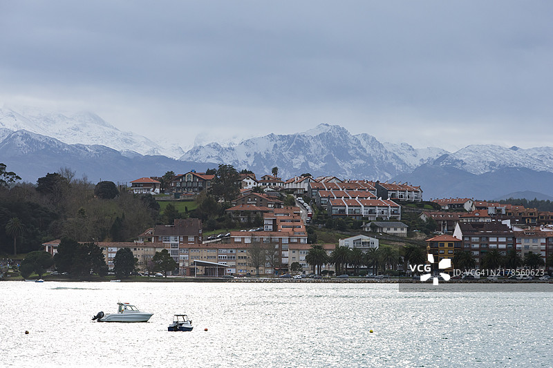 在欧洲山脉国家公园内俯瞰圣文森特·德·拉·巴尔奎拉镇的景色图片素材
