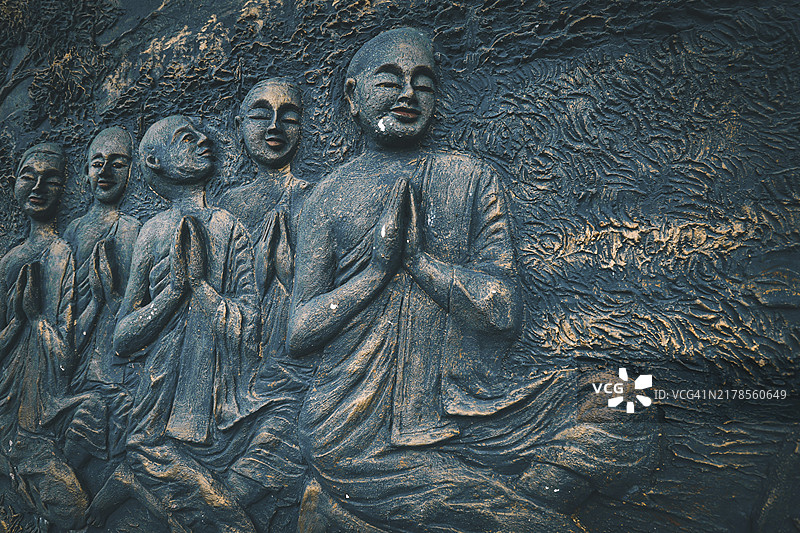 贡布柬埔寨菩哥山寺庙冥想祈祷僧侣蓝色浮雕墙图片素材